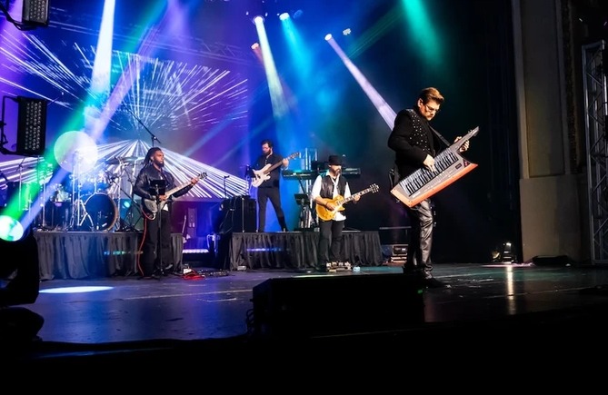 'ही रूल्स द वर्ल्ड' नैटिविटी दृश्य को एक रॉक ओपेरा के रूप में पुनः प्रस्तुत करता है