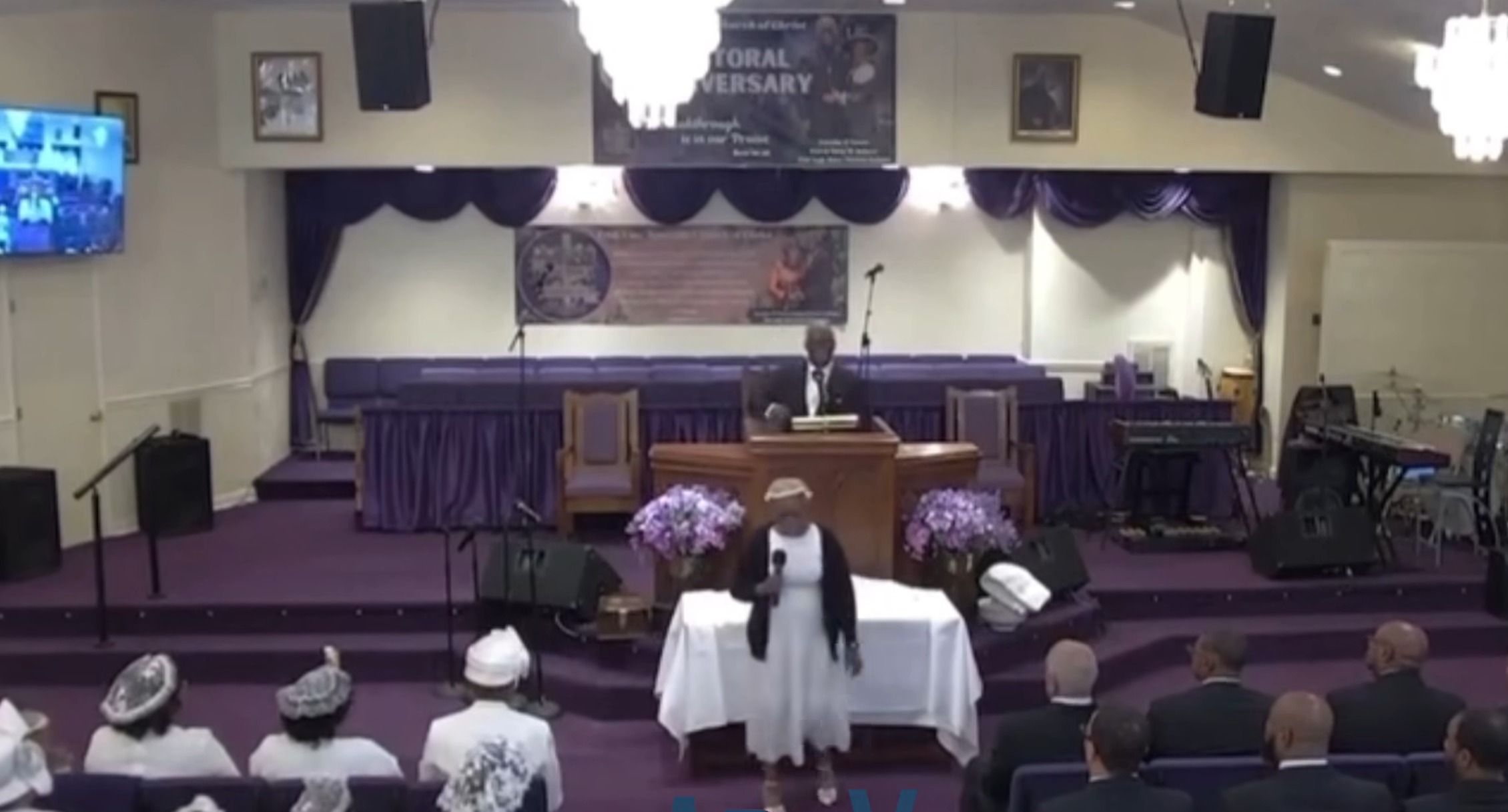 గర్భవతి అయినందుకు టీనేజ్ చర్చికి క్షమాపణ చెప్పడం నిరసనకు దారితీసింది