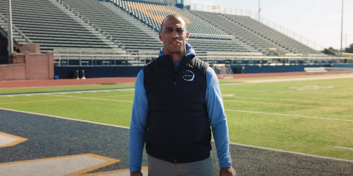 టెక్సాస్ మెగాచర్చ్ పాస్టర్ HUD కార్యదర్శిగా ధృవీకరించారు