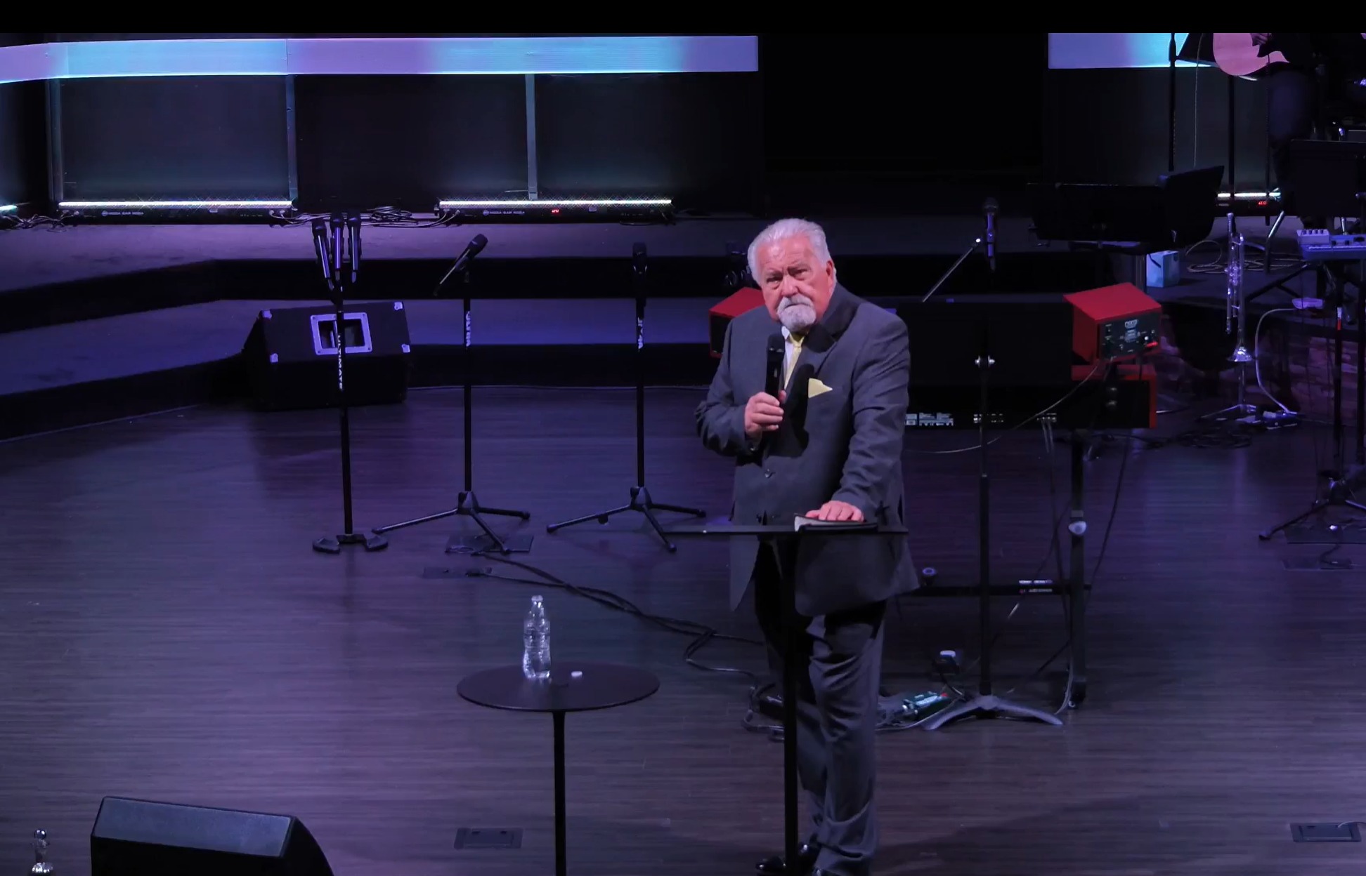 మనవడు కుటుంబ హత్యకు పాల్పడిన కొన్ని నెలల తరువాత పాస్టర్ పదవీ విరమణ చేశాడు