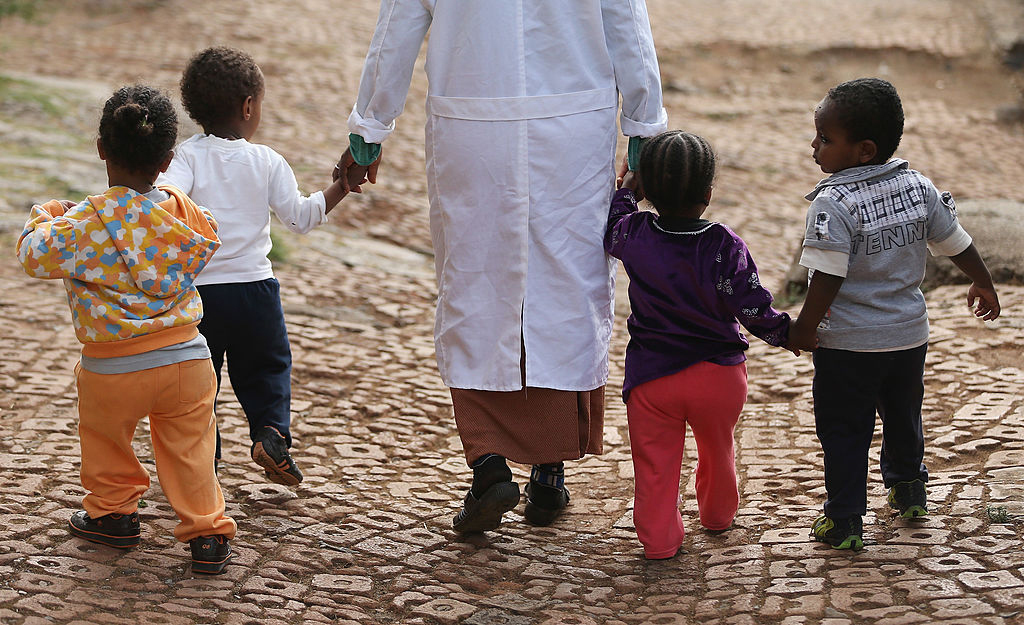 చర్చి 153 మీ అనాథల కోసం అడుగు పెట్టాలి