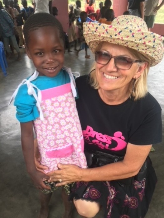 క్రిస్టియన్ ఛారిటీ అవసరమైన అమ్మాయిలకు దాదాపు 4 మిలియన్ దుస్తులు ఇస్తుంది