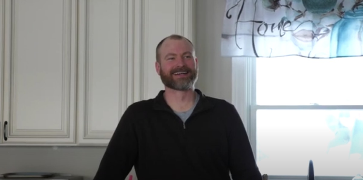 ట్రాన్స్ సర్వనామాలపై కాల్పులు జరిపిన ఉపాధ్యాయుడితో పాఠశాల జిల్లా స్థిరపడింది