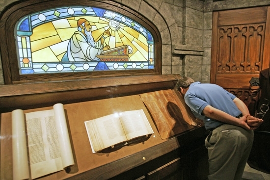 ఛారిటీ షాపులో కనుగొనబడిన బైబిల్ $ 72 కె.