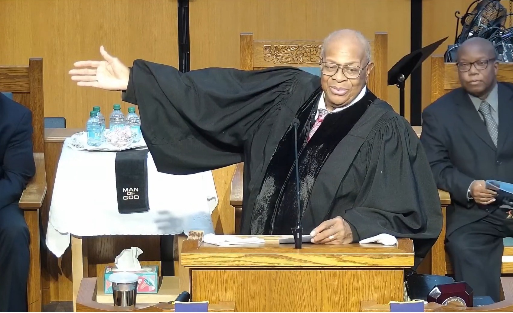 పాస్టర్ డగ్లస్ జోన్స్ నేరపూరిత లైంగిక ప్రవర్తన ఆరోపణలు ఎదుర్కొంటున్నారు