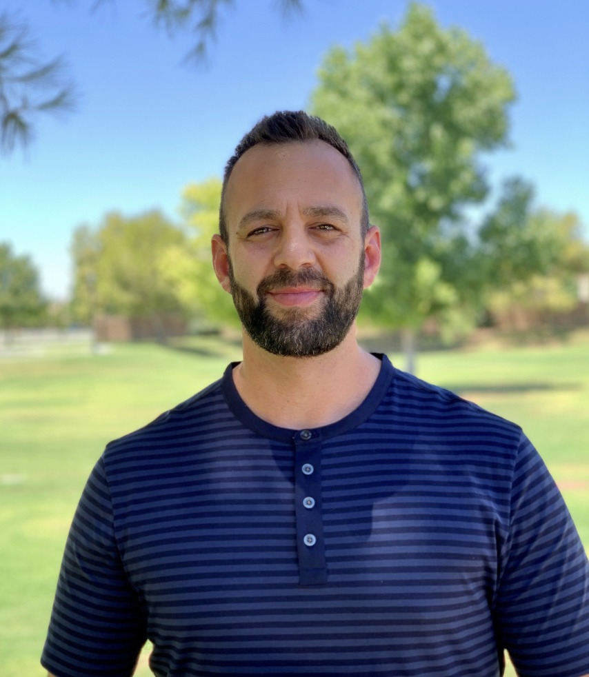 కోస్టి హిన్ చర్చిలలో 'మానిప్యులేటివ్' ఎర్ర జెండాలను గుర్తిస్తాడు