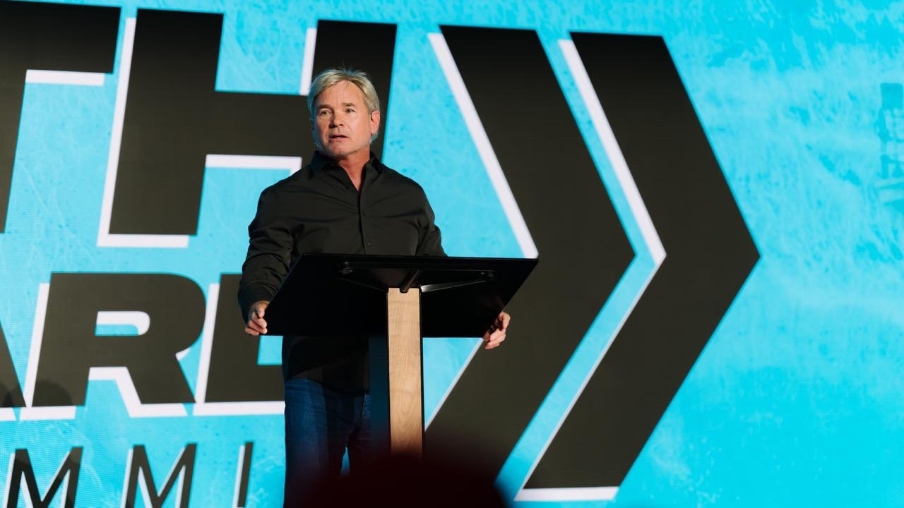 పాస్టర్ జాక్ హిబ్స్ కాలిఫోర్నియా పాస్టర్లను పౌరపరంగా నిమగ్నం చేయమని కోరారు