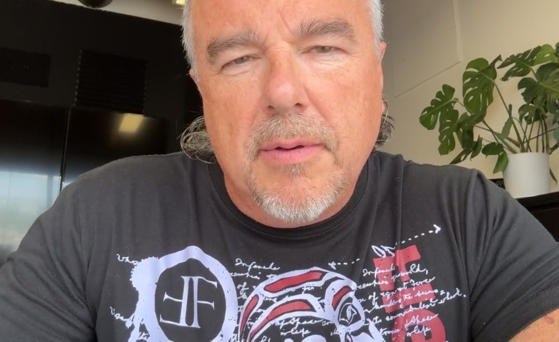 పాస్టర్ ఆర్ట్ లూసియర్ దుర్వినియోగ ఆరోపణల మధ్య చర్చికి తిరిగి వస్తాడు