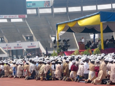 Thousands of delegates kneel at the mercy seat after the General's Bible message. (Photo: Salvation Army)