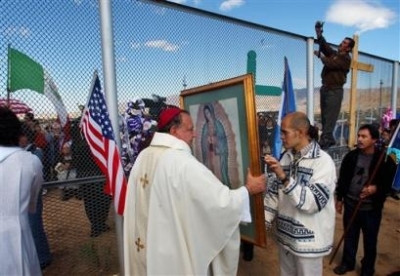 Participants during a Day of the Dead Mass along the Mexico and U.S border , Tuesday, Nov. 2, 2004, in Anapra, State of Chihuahua, Mexico. (AP Photo/Eduardo Verdugo)