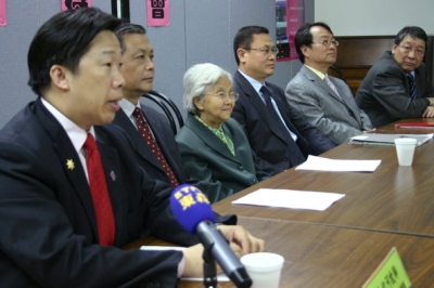 The Rev. Timothy Chiu (left) introduces the China Bible Exhibit and the sponsoring group, China Christian Council, to the press on Friday. (Photo: The Christian Post)