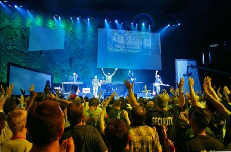 The Katinas perform at Promise Keepers' Unleashed Conference at the Pepsi Arena in Albany on Saturday, drawing thousands of men to raise their hands in worship. 