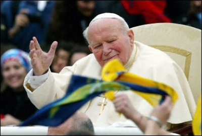 Pope John Paul II urged young people to have no fear of bucking the trends of modern society and its materialism in a ceremony at the Vatican marking the 19th Catholic World Youth Day.(AFP/File/Patrick Hertzog)