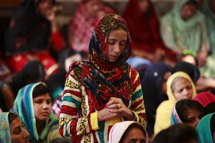 Christians attend a Good Friday prayer at the Saint Anthony Church in Lahore, Pakistan, April 3, 2015.