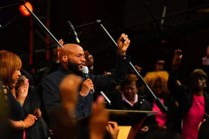 Bishop Eddie Long gestures to his congregation at New Birth Missionary Baptist Church in Lithonia, Georgia in October 2016 where he declared he has been healed of a controversial health challenge.