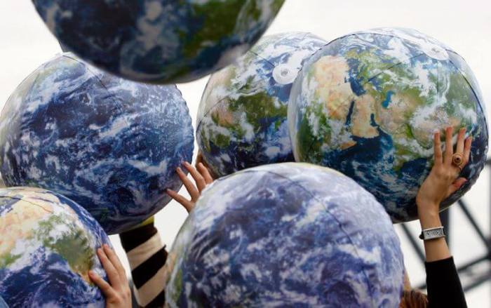 People hold up inflatable world globes during World Environment Day celebrations in central Sydney June 5, 2009.