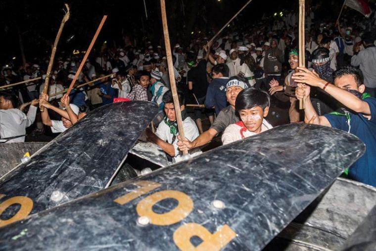 Muslim hardline protesters clash with anti-riot policemen during a protest against Jakarta's incumbent governor Basuki (Ahok) Tjahaja Purnama, an ethnic Chinese Christian running in the upcoming election, in Jakarta, Indonesia.