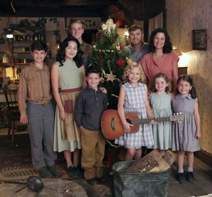 Cast of 'Christmas of Many Colors' Pictured From Left: Dylan Michael Rowen as Denver Parton, Kelli Berglund as Willadeene Parton, Parker Sack as David Parton, Blane Crockarell as Bobby Parton, Alyvia Alyn Lind as Dolly Parton, Ricky Schroder as Robert Lee Parton, Jennifer Nettles as Avie Lee Parton, Farrah Mackenzie as Stella Parton, Hannah Goergen as Cassie Parton, 2016.