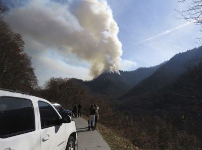 Motorists stop to view wildfires in the Great Smokey Mountains near Gatlinburg, Tennessee, November 28, 2016.