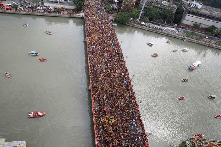 Devotees occupy Jones bridge as they take part in the annual procession of the Black Nazarene in metro Manila, Philippines, January 9, 2017.