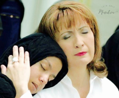 Minister Isik Abla comforts young muslim girl, July 2016.