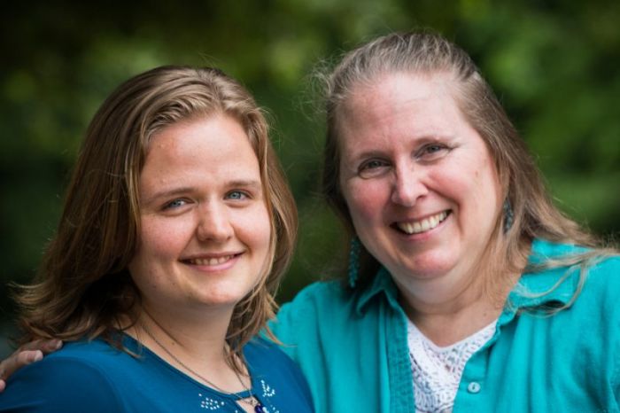 Jenn Barrett(L) and her late mother Dianne Barrett, 55.