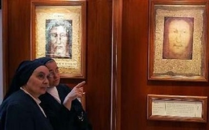 Nuns visit an exhibition of the 'Veronica's Veil' at the Saint Veil monastery in Manoppello, central Italy, August 24, 2006.