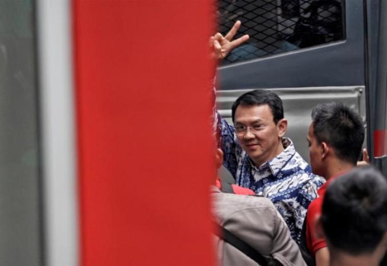 Jakarta's first non-Muslim governor Basuki Tjahaja Purnama raises his hand as he arrives at the Cipinang prison in Jakarta, Indonesia, May 9, 2017.