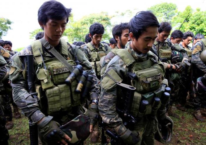 Government troops pray before their assault against radicals in Marawi City, Philippines, on May 30, 2017.