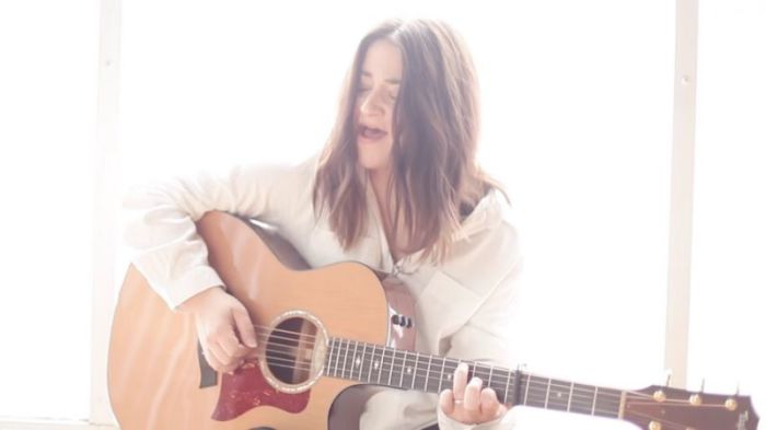 Jennifer Knapp performing in her May 2016 video 'Set Me Free.'