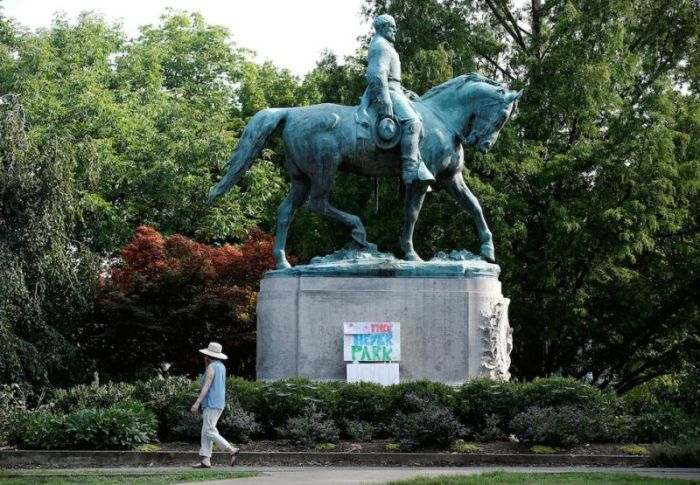 A sign on the statue of Robert E. Lee calls for the park to be renamed for Heather Heyer, who was killed at in a far-right rally, in Charlottesville, Virginia, U.S., August 16, 2017.