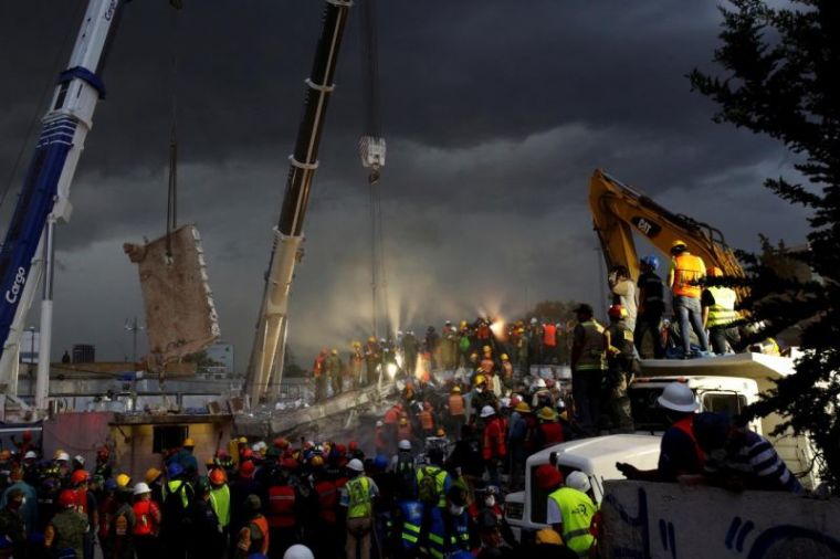 Rescue workers and Mexican soldiers take part in a rescue operation at a collapsed building after an earthquake at the Obrera neighborhood in Mexico City, Mexico September 20, 2017.