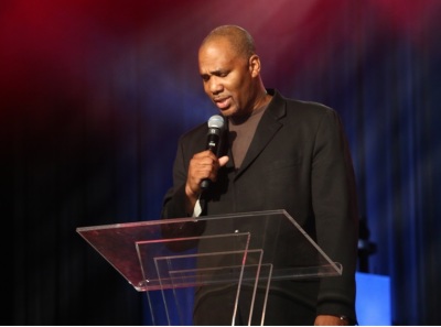 Dr. Mark Crear prays in the closing session of the four-day American Association of Christian Counselors' 2017 World Conference in Nashville, Tennessee, held Sept.27-30.