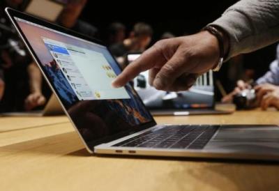 Credit : A guest points to a new MacBook Pro during an Apple media event in Cupertino, California, U.S. October 27, 2016.