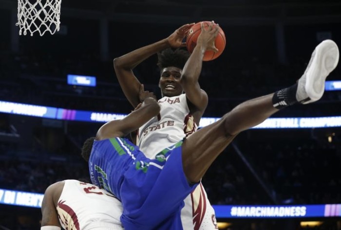 Florida State Seminoles forward Jonathan Isaac and Florida Gulf Coast Eagles forward Demetris Morant collide.