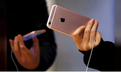 Some of the customers holding an iPhone 6S at the official launch in Australia last 2015.