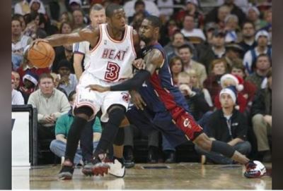 Miami Heat guard Dwyane Wade guarded by Larry Hughes of the Cleveland Cavaliers back in 2007