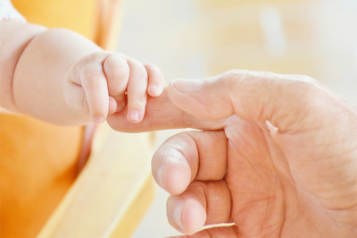 https://pixabay.com/en/baby-hand-infant-child-father-2416718/