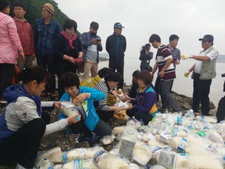 North Korean Refugees Human Rights Association of Korea, chaired by Kim Yong Hwa, carrying out a rice bottle launch on June 14, 2018, from Kanghwa Island in South Korea.