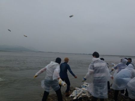 North Korean Refugees Human Rights Association of Korea, chaired by Kim Yong Hwa, carrying out a rice bottle launch on June 14, 2018, from Kanghwa Island in South Korea.