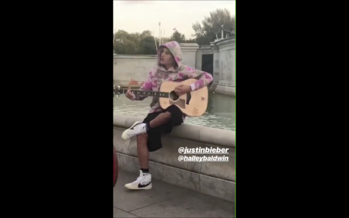 Justin Bieber singing outside of Buckingham Palace, London, September 18, 2018.