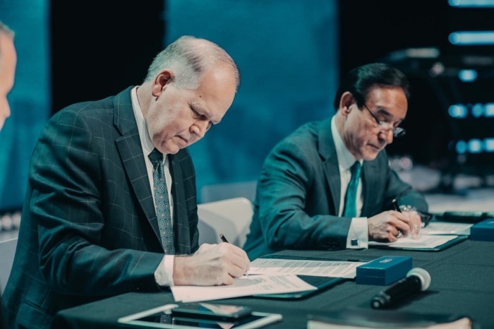 Oral Roberts University President William Wilson (L) and Misión Carismática Internacional leader César Castellanos signs an articulation agreement in Bogata, Colombia. 