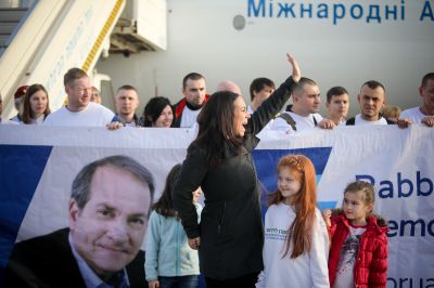 Yael Eckstein waves to an onlooker as she welcomes Jewish migrants from the Ukraine to their new home in Israel at Ben-Gurion International Airport in February 2019. 