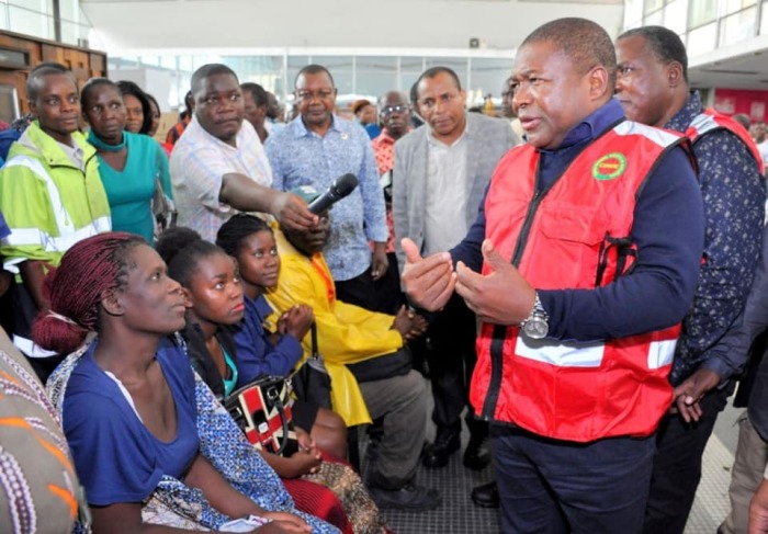 President Filipe Nyusi (R) of Mozambique speaks with survivors of Cyclone Idai on March 20, 2019.