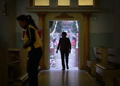 This photo taken on May 22, 2013 shows Chinese Catholics, who belong to an 'underground' church which is not recognized by the Chinese government, arriving to attend a mass in Donglu, Hebei Province. 