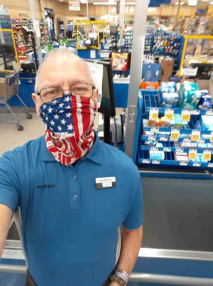 Air Force veteran Gary Dean, who worked as a cashier at a Food Lion in Havelock, North Carolina, quit his job after he was told that he could not wear an American Flag face mask at work. 