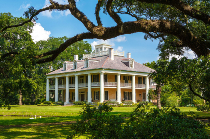 An elaborate buffet Thanksgiving dinner will be served on the lawn of Houmas House. 