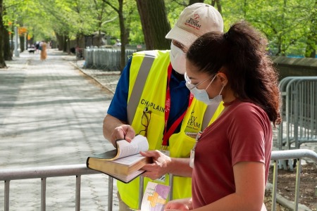 A Billy Graham Evangelistic Association chaplain shares Scripture, 2020.