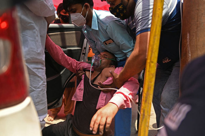 A patient breathes with the help of oxygen provided by a Gurdwara, a place of worship for Sikhs, outside a parked car along the roadside amid the COVID-19 coronavirus pandemic in Ghaziabad on April 26, 2021. 