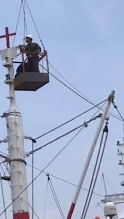 Qushan County CCP contractors removing a cross from a fishing boat. 